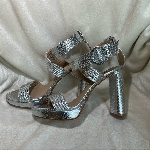 NEW Antonio Melanie “Camille” Silver Metallic Strappy Platform Sandals NWT - Picture 2 of 9